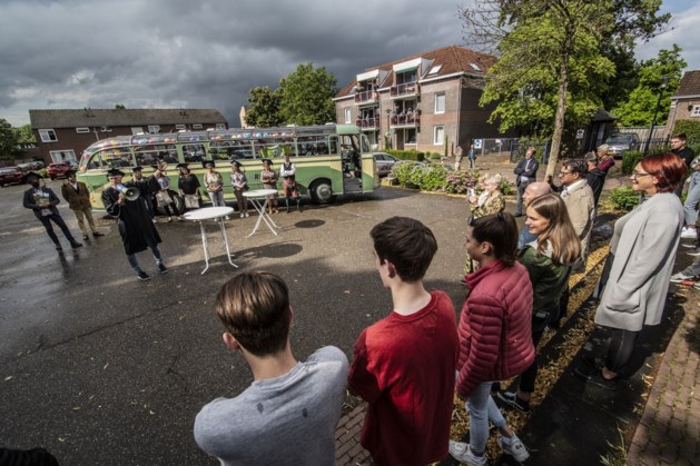 Antieke bus bezorgt diploma aan leerlingen DaCapo College Sittard