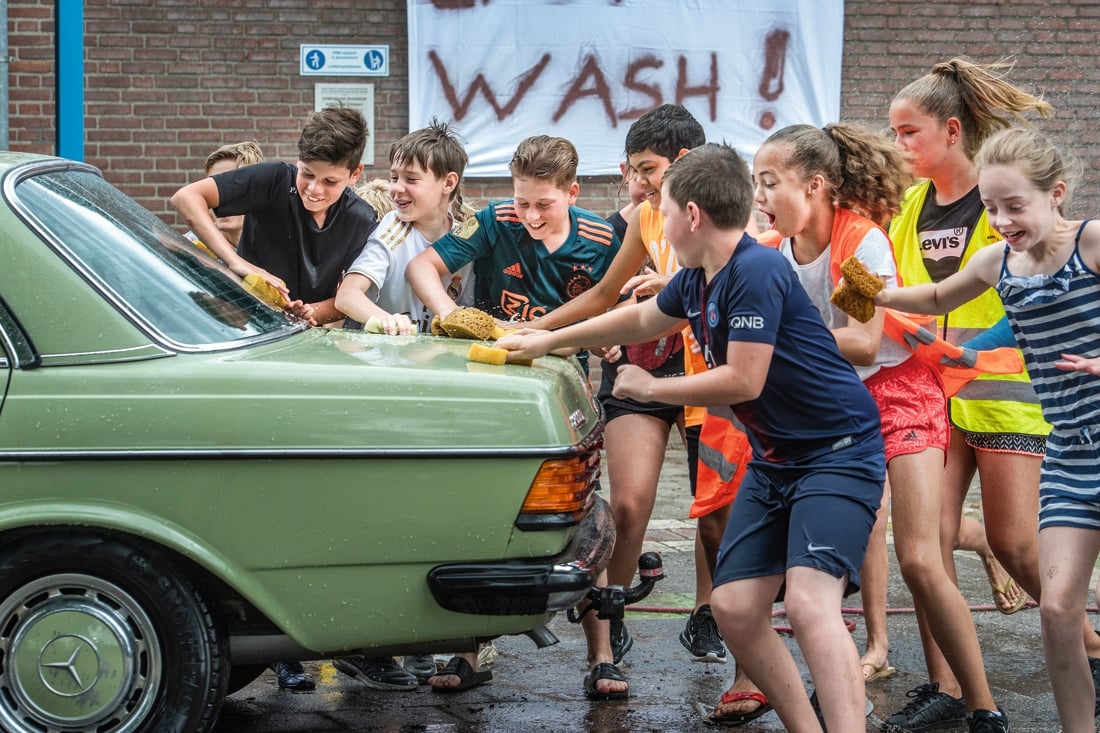 Foto van de week: Carwash door scholieren in Wanssum - De Limburger