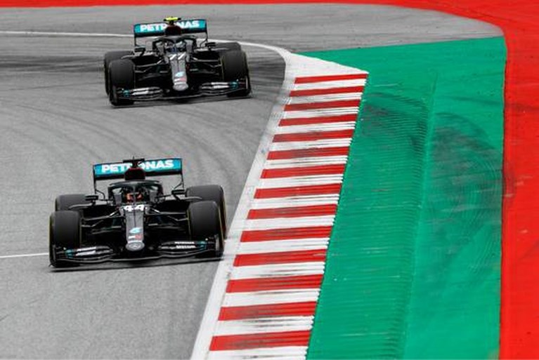 Hamilton klokt wederom snelste tijd, Verstappen achtste