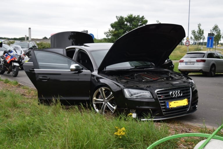 Audi krijgt klapband, bestuurder spoorloos