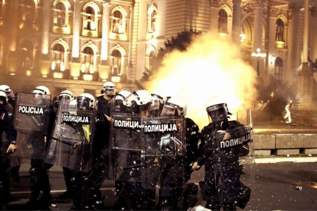 Rellen in Belgrado na nieuwe lockdown, betogers dringen parlement binnen