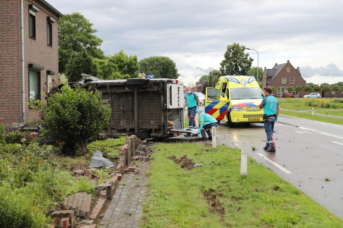 Bestelbus Belandt Op Zijkant In Voortuin In Ospel - De Limburger