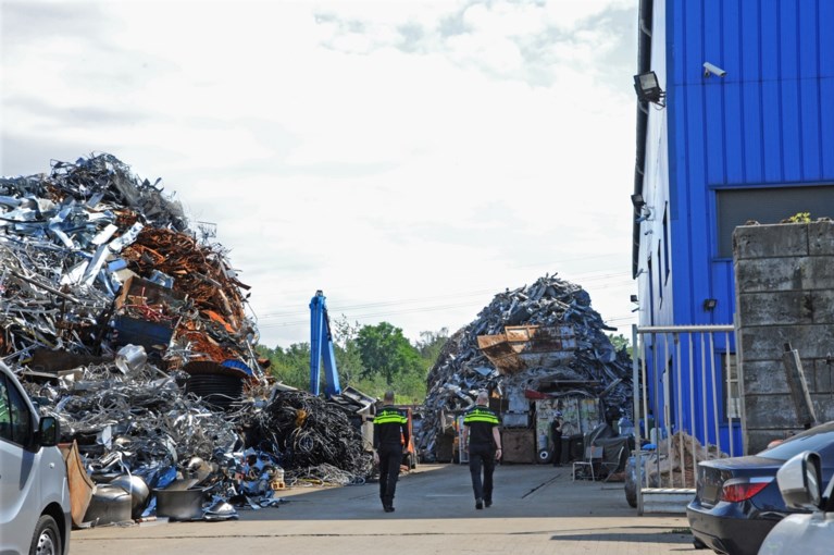 Video: Porsche, Maserati en 4 ton in beslag genomen bij recyclingbedrijf in Venlo