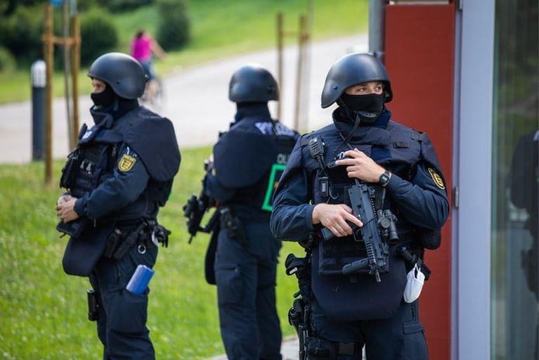Duitse ‘woud-Rambo’ die vier agenten ontwapende is 1500 manschappen te slim af