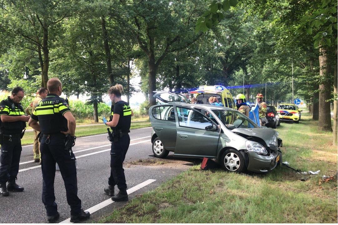 Bij een ongeval op de Rijksweg in Swalmen is zondagochtend een vrouw gewond geraakt nadat ze met haar auto tegen een boom is gereden. .