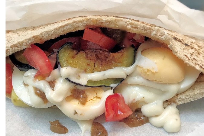 Recept: pita sabich, pittig streetfood uit Israël dat je elk moment van de dag kunt eten
