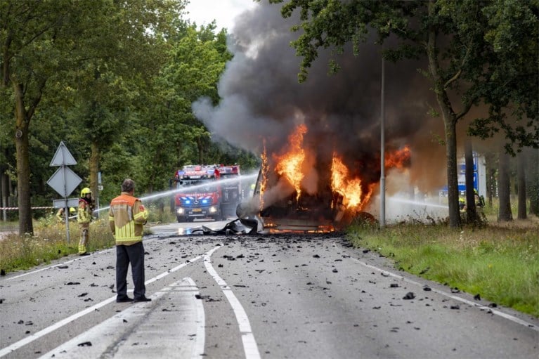 Video: Vrachtwagen brandt volledig uit en veroorzaakt ravage