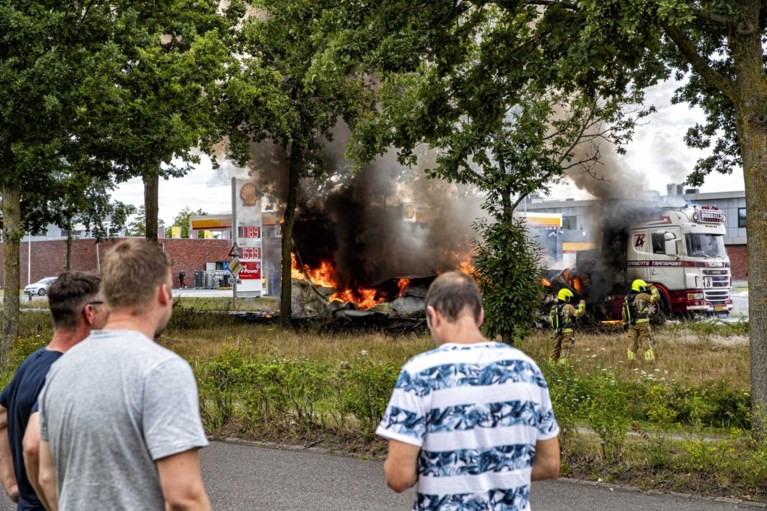 Video: Vrachtwagen brandt volledig uit en veroorzaakt ravage
