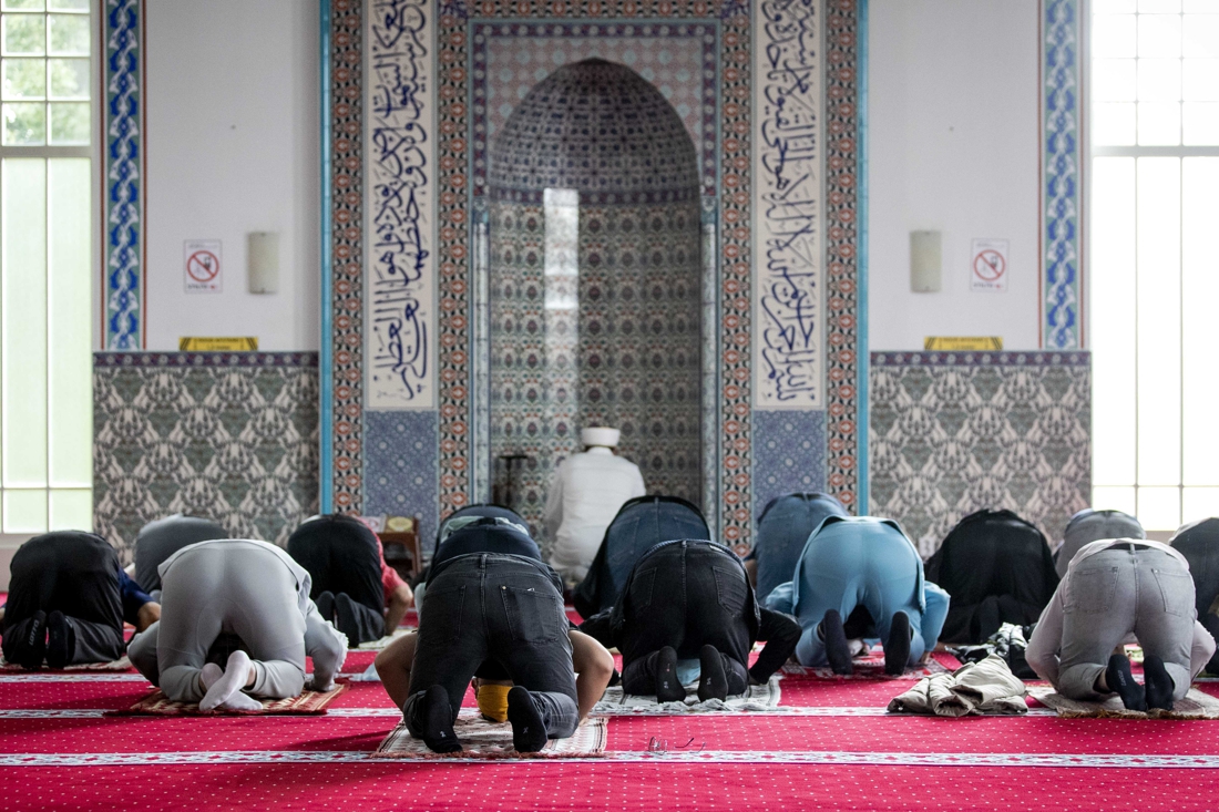 Het Offerfeest in coronatijd: bidden op het voetbalveld - De Limburger