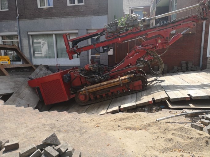 Gewonde na omvallen boorapparaat bij werk aan sinkhole in Kerkrade