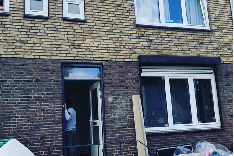Emoties lopen hoog op bij huisuitzetting Geleen, Limburg, meerdere politiepatrouilles rukken uit.