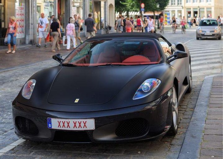 Waarom Nederlandse nummerborden geel zijn (en Belgische niet)