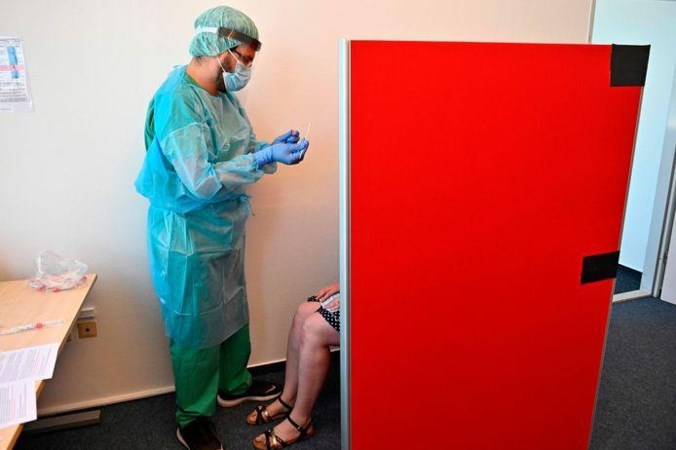 ‘Voer zo snel mogelijk coronatesten in op luchthavens’