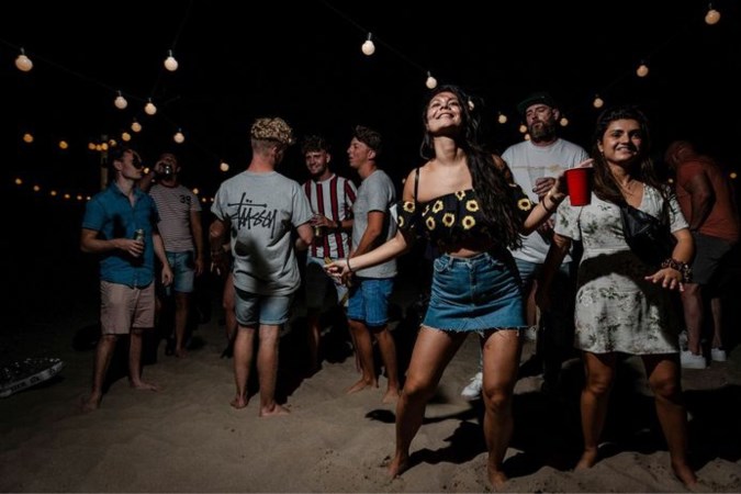 Aantal besmettingen stijgt verder, maar Nederland feest vrolijk door