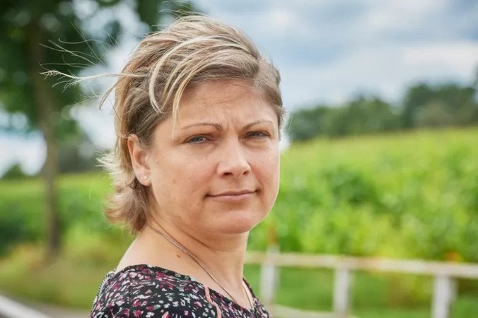 Anna (42) verloor in een week haar broer, moeder en oom door corona: ‘Heb hele donkere periodes gehad’