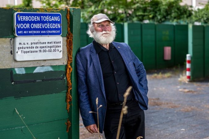 Nuchtere Jan (70) was 20 jaar wijkagent op tippelzone in Utrecht, nu doet hij boekje open