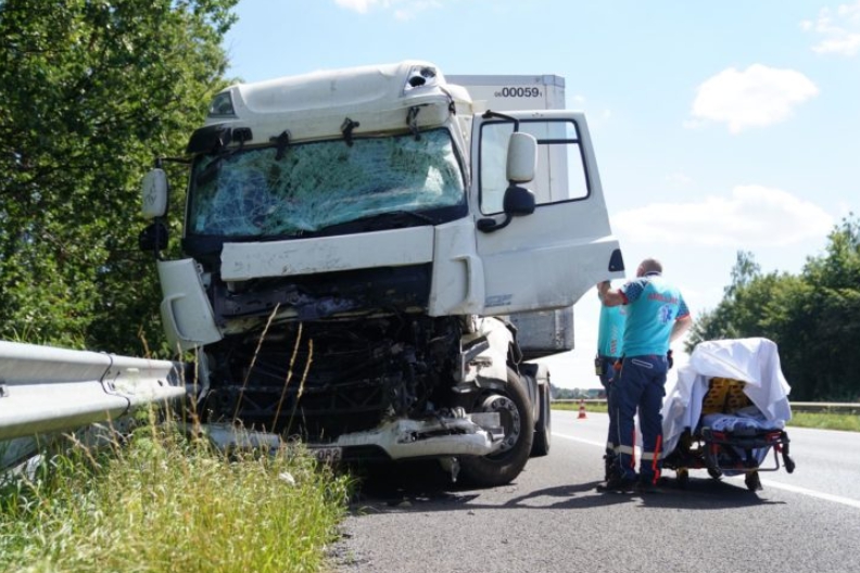 Chauffeur en kind gewond bij ongevallen op A2 - De Limburger