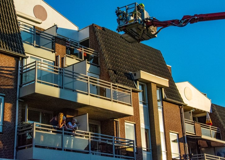 Niet barbecue maar smeulende sigaret oorzaak brand in Swalmen; bewoners vluchten naar dak