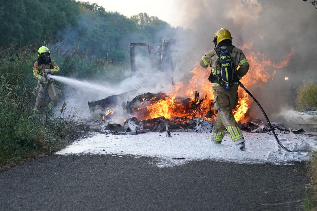 Camper gaat in vlammen op in Grathem - De Limburger