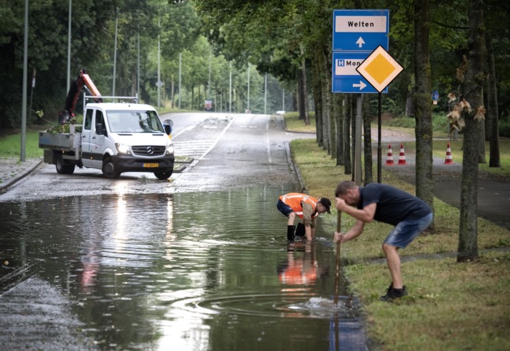 Video: Tropische storm zorgt voor wateroverlast en omgevallen bomen in Zuid-Limburg