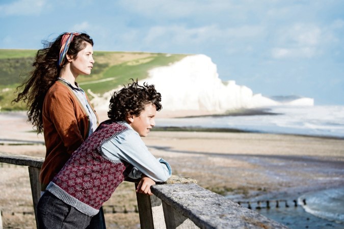 Filmrecensie ‘Summerland’: drama dat in hapklare porties wordt opgediend