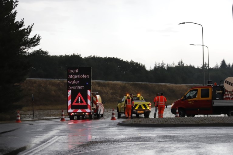 Forse stormschade en ondergelopen straten door felle buien