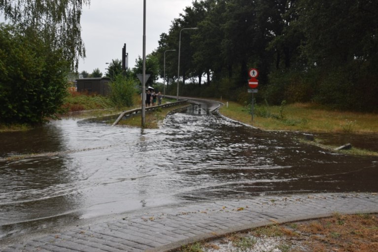 Forse stormschade en ondergelopen straten door felle buien