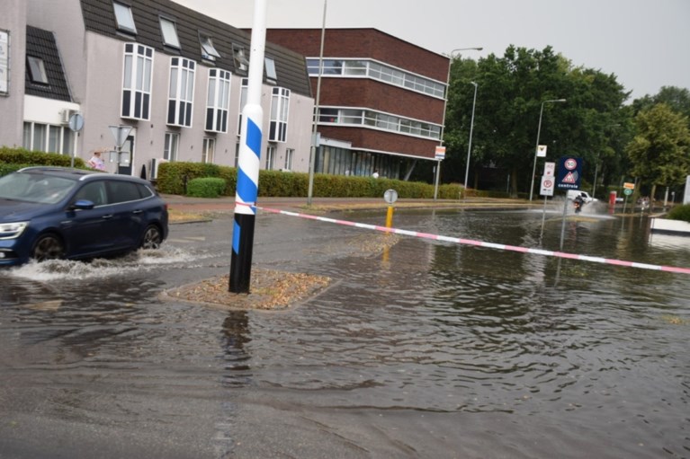 Forse stormschade en ondergelopen straten door felle buien