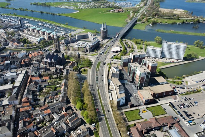 Ondernemers boos over afsluiten brug Roermond: ‘volslagen idioot dit’