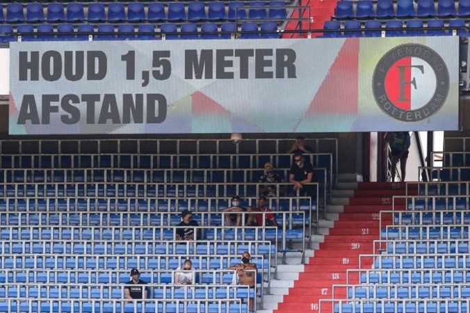 Voetbal zucht onder coronasluier: ‘Je moet wel heel graag voetbal willen zien op dit moment’