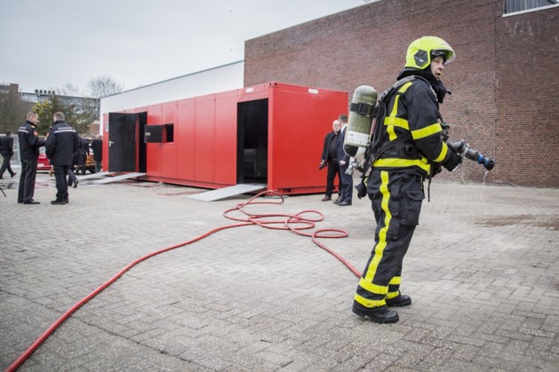 Brandweer test nieuwe oefencontainer in Margraten