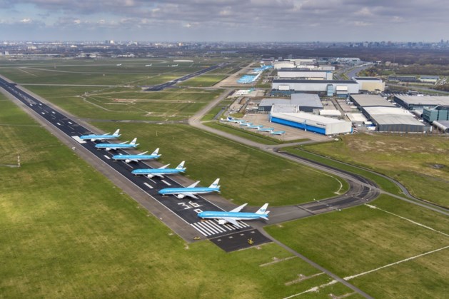 Schiphol kraakt door corona: aantal passagiers daalt met 80 procent