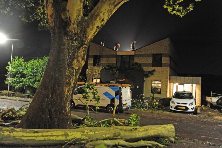 Grote tak waait tegen huis Baarlo: ‘We hadden net het dak gerenoveerd’