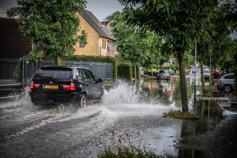 Video: Stormschade en wateroverlast door hoosbuien in Limburg