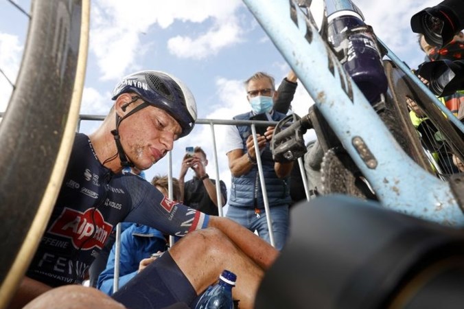 Van der Poel rijdt iedereen aan gort: ‘Die trui doet wat met me’