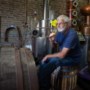 Gouden medaille voor jenever die wordt gemaakt in tot distilleerderij omgebouwde oude koeienstal in Moorveld