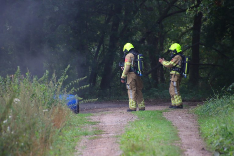 Afval gedumpt in buitengebied: lekkende vloeistof stroomt paardenweide in