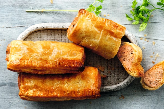Lunch of borrelhap: eigengemaakte saucijzenbroodjes met zalmgehakt