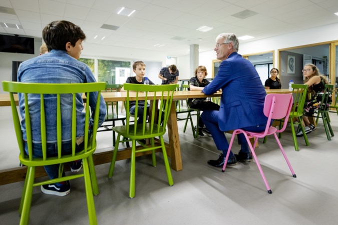 Minister Arie Slob: ‘Niet alle scholen dicht als er ergens corona uitbreekt’