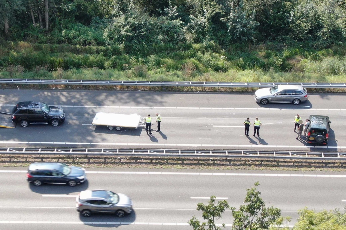 Auto met aanhanger schaart op A2, schade aan asfalt wordt later hersteld - De Limburger