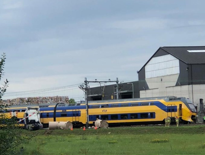 Video: Trein botst tegen vrachtwagen in Roermond