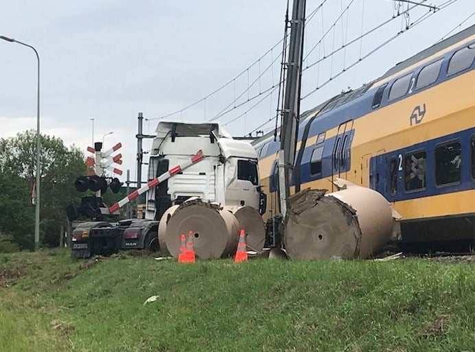 Video: Trein botst tegen vrachtwagen in Roermond
