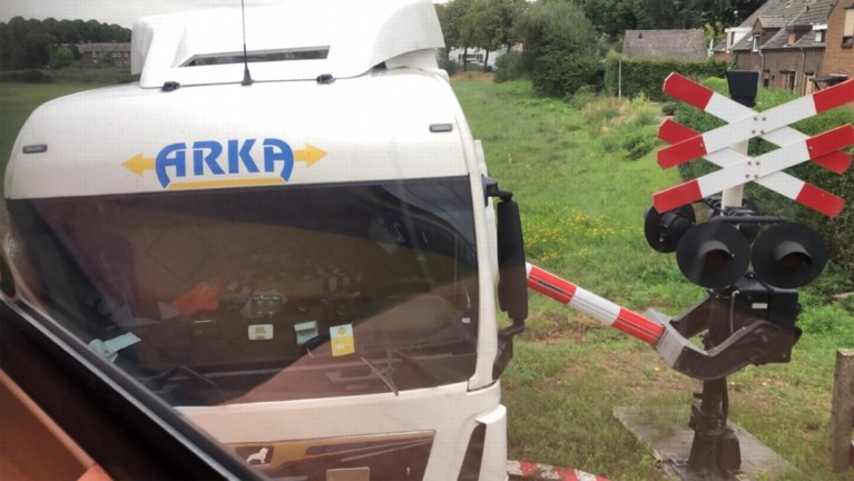 Video: Trein botst tegen vrachtwagen in Roermond