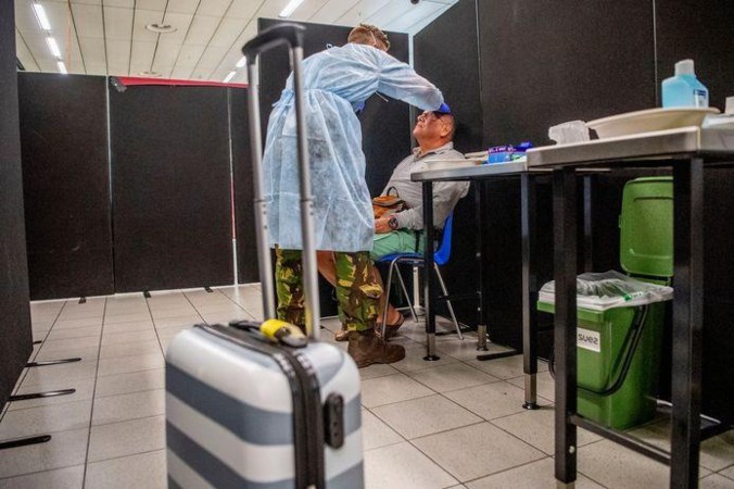 Aantal 70-plussers met corona ruim verdubbeld: ‘Virus rond laten gaan kan niet’