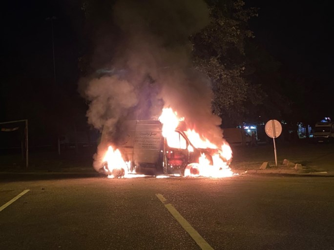 Video: Bestelbus in lichterlaaie op parkeerplaats langs A73