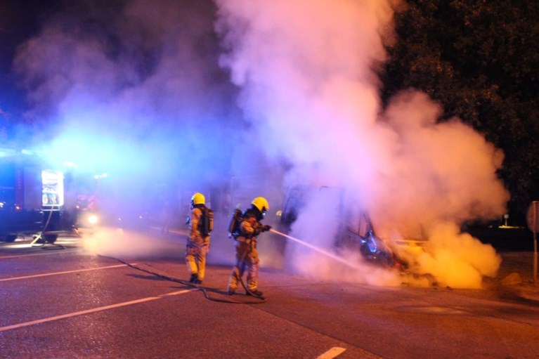 Video: Bestelbus in lichterlaaie op parkeerplaats langs A73
