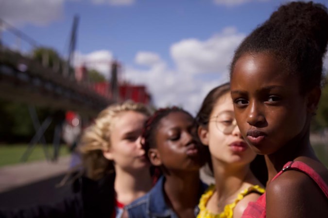Filmrecensie ‘Cuties’: geen smeerlapperij, maar openhartige inkijk in leven van kinderen op weg naar volwassenheid