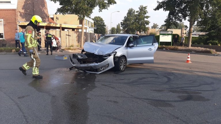 Video: Bestelbus belandt in voortuin na botsing met auto