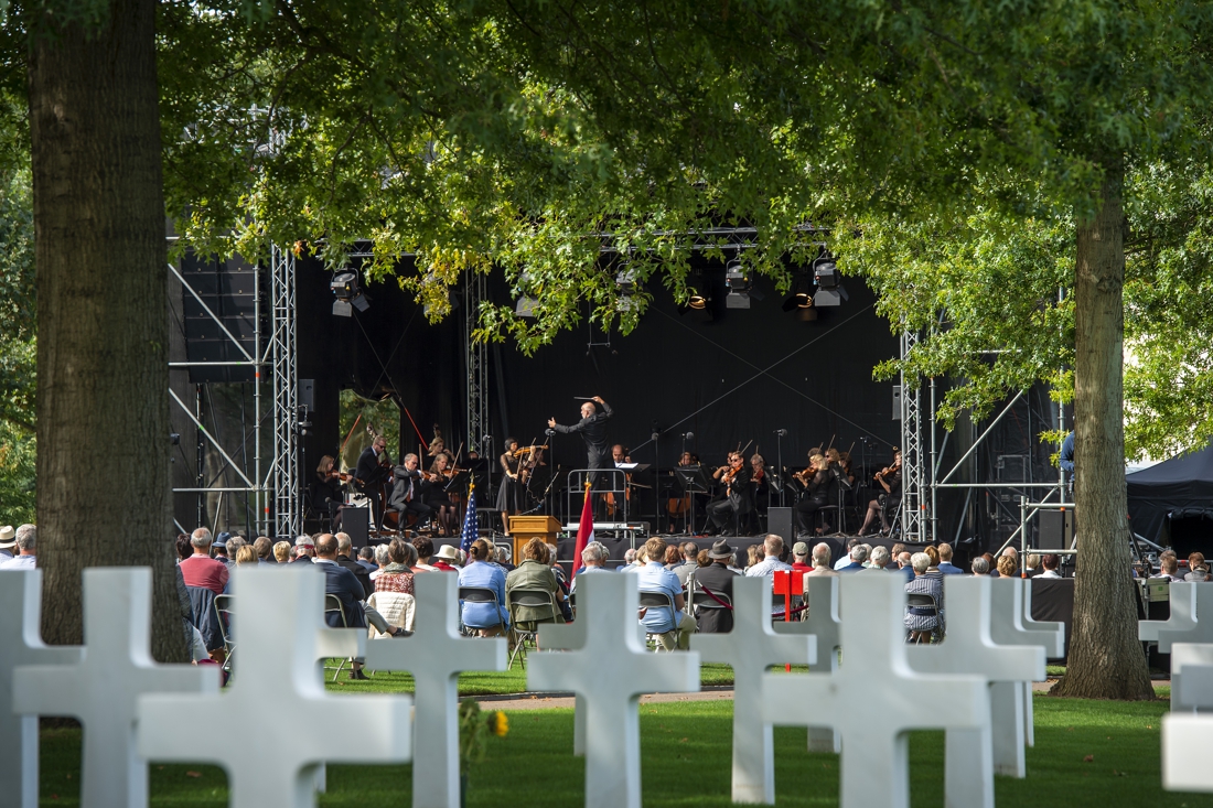 Liberation Concert: Margraten viert en gedenkt op afstand op de Amerikaanse begraafplaats - De Limbu