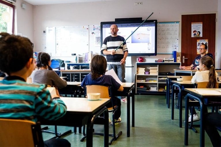 Tien procent van de middelbare scholieren zit door coronamaatregelen noodgedwongen thuis